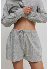 Marsala - Krótkie spodenki z lnu i bawełny w paski BLACK & WHITE - BARRO. Materiał: len, bawełna. Długość: krótkie. Wzór: paski #1