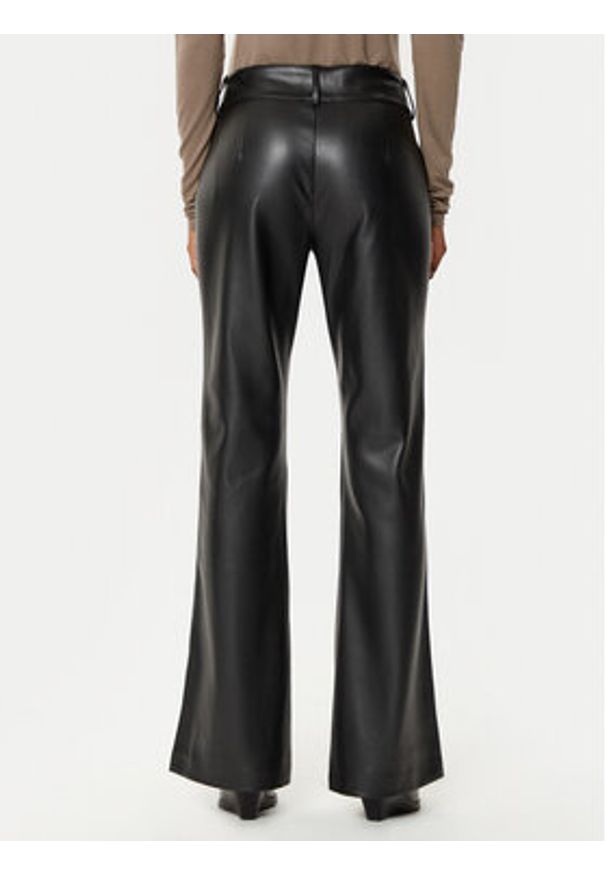 Gina Tricot Spodnie z imitacji skóry 23545 Czarny Regular Fit. Kolor: czarny. Materiał: skóra