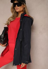Renee - Granatowa Dwustronna Kurtka w Stylu Parki Wykończona przy Rękawach Guzikami Mivatra. Okazja: na co dzień. Kolor: niebieski. Materiał: jeans, wełna. Styl: elegancki, casual