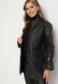 Born2be - Czarna Pikowana Kurtka z Materiałowym Paskiem i Rozszerzanymi Rękawami Zerilaine. Okazja: na co dzień. Kolor: czarny. Materiał: materiał. Styl: casual, elegancki #4