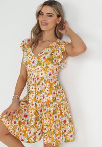Born2be - Żółta Sukienka Mini z Wiskozy z Gumką w Pasie i Falbankami Nidi. Typ kołnierza: kołnierz z falbankami. Kolor: żółty. Materiał: wiskoza. Długość: mini #2