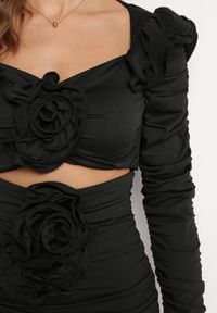 Born2be - Czarna Drapowana Sukienka Mini z Rozcięciami i Kwiatami Jadinia. Kolor: czarny. Wzór: kwiaty. Styl: elegancki. Długość: mini #2