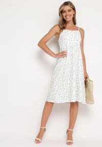 Born2be - Biało-Niebieska Rozkloszowana Sukienka w Drobne Kwiaty na Cienkich Ramiączkach Reteri. Okazja: na co dzień, na randkę. Typ kołnierza: dekolt w kształcie V. Kolor: biały. Materiał: jeans. Długość rękawa: na ramiączkach. Wzór: kwiaty. Styl: casual #4