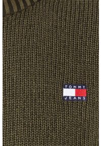 Tommy Jeans sweter bawełniany kolor zielony. Kolor: zielony. Materiał: bawełna. Wzór: aplikacja. Styl: klasyczny #4