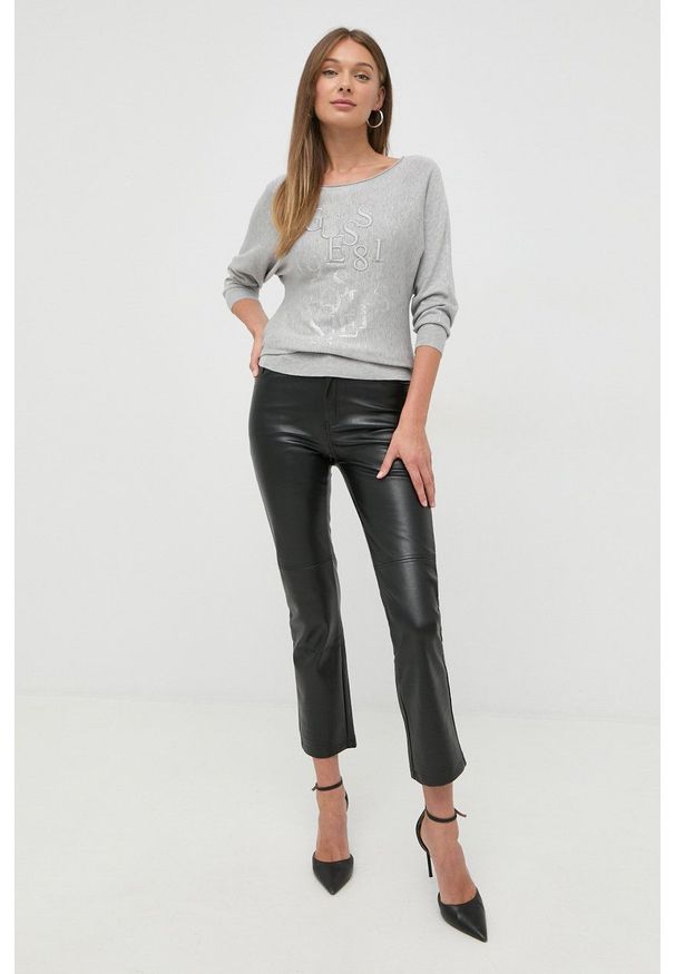 Guess sweter damski kolor szary lekki. Okazja: na co dzień. Kolor: szary. Materiał: materiał, wiskoza. Długość rękawa: raglanowy rękaw. Wzór: aplikacja. Styl: casual