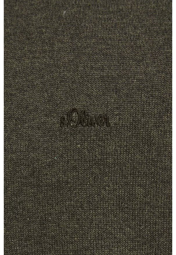 s.Oliver - S.Oliver sweter bawełniany męski kolor zielony lekki. Okazja: na co dzień. Kolor: zielony. Materiał: bawełna. Długość rękawa: długi rękaw. Długość: długie. Wzór: aplikacja. Styl: casual