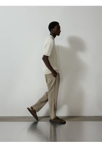 Reserved - Spodnie jogger z wiskozą - brązowy. Kolor: brązowy. Materiał: wiskoza #1