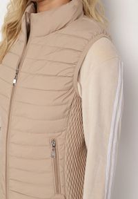 Born2be - Ciemnobeżowa Pikowana Kamizelka ze Stójką i Zasuwanymi Kieszeniami Lorenith. Typ kołnierza: kołnierzyk stójkowy. Kolor: beżowy. Materiał: jeans. Styl: elegancki #7