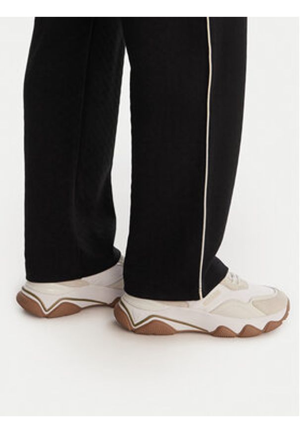 Guess Spodnie dresowe V6GB16 K4777 Czarny Regular Fit. Kolor: czarny. Materiał: syntetyk