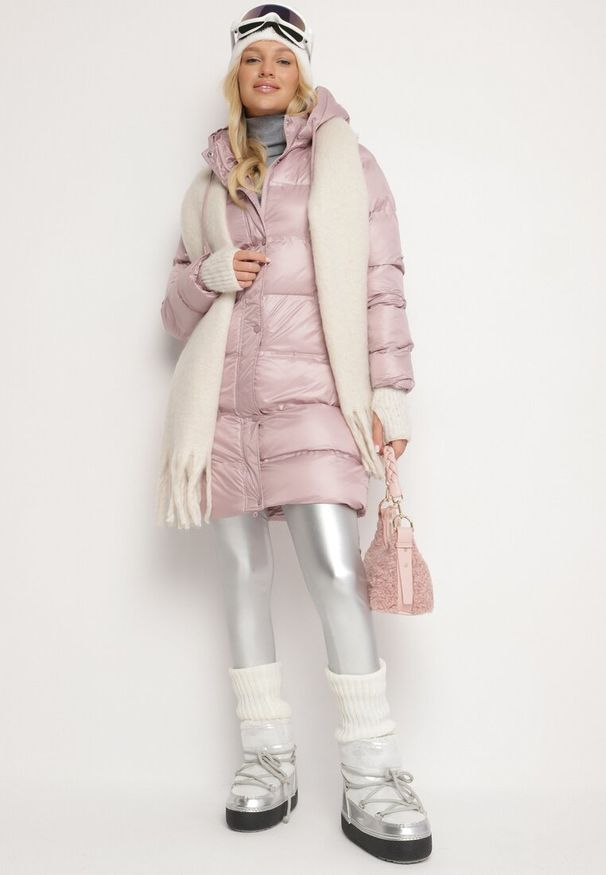 Born2be - Różowa Pikowana Kurtka o Długim Kroju z Kapturem Kieszeniami i Dwustronnym Suwakiem Sanarose. Okazja: na co dzień, na spacer. Typ kołnierza: kaptur. Kolor: różowy. Materiał: polar, jeans, dzianina. Długość: długie. Wzór: aplikacja. Styl: elegancki, casual