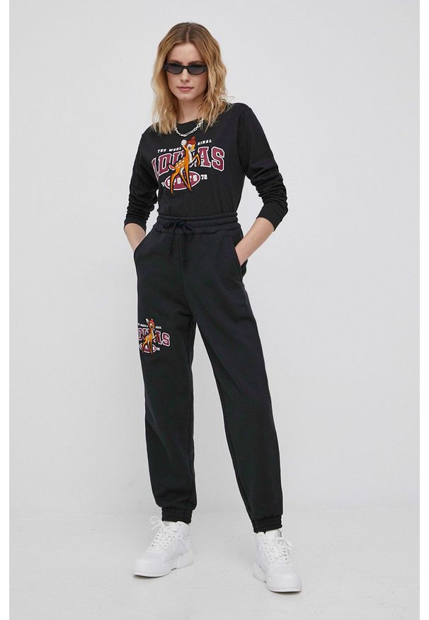 adidas Originals longsleeve bawełniany Trefoil Moments kolor czarny. Okazja: na co dzień. Kolor: czarny. Materiał: bawełna. Długość rękawa: długi rękaw. Wzór: aplikacja. Styl: casual