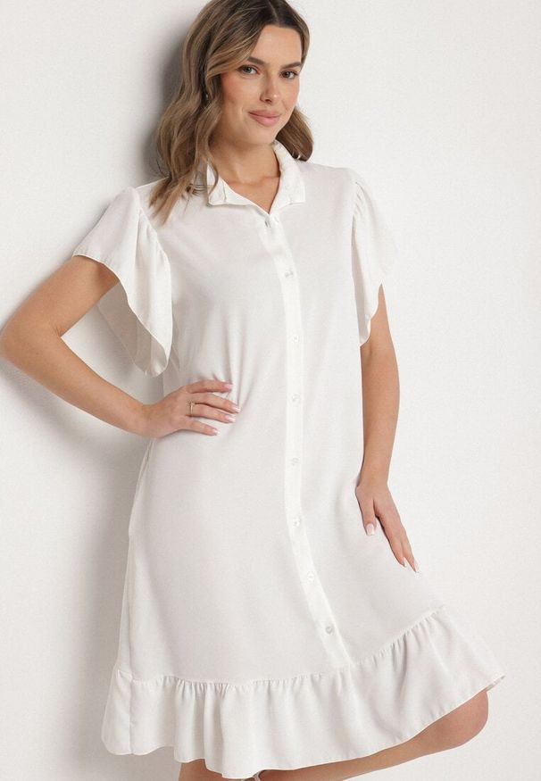 Born2be - Biała Sukienka Koszulowa z Guzikami i Falbankami Tenalena. Okazja: na co dzień. Typ kołnierza: kołnierz z falbankami. Kolor: biały. Typ sukienki: koszulowe. Styl: casual, elegancki, sportowy