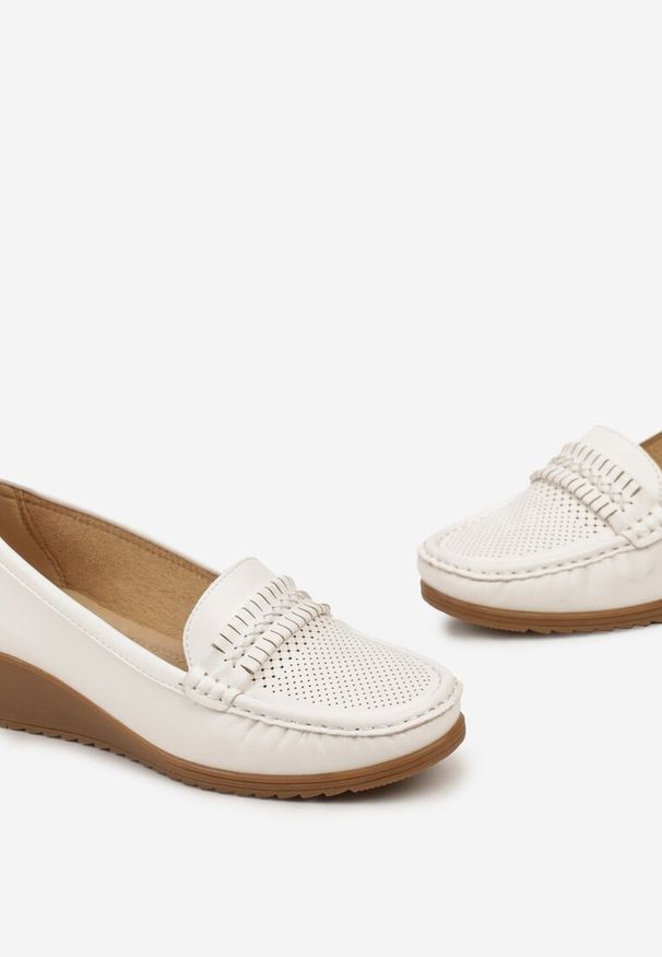 Born2be - Białe Półbuty z Ekoskóry na Koturnie z Ażurową Wstawką i Wycięciami Lenira. Okazja: na spacer. Kolor: biały. Szerokość cholewki: normalna. Wzór: ażurowy. Sezon: wiosna. Obcas: na koturnie