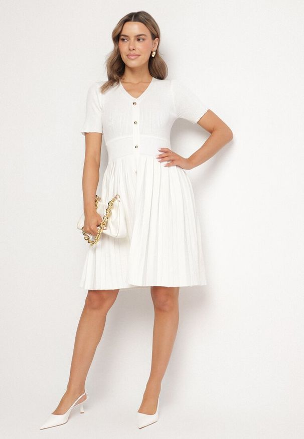 Born2be - Biała Sukienka z Wiskozy o Rozkloszowanym Kroju z Plisami i Guzikami Alusena. Okazja: na co dzień. Kolor: biały. Materiał: wiskoza. Typ sukienki: rozkloszowane. Styl: elegancki, casual