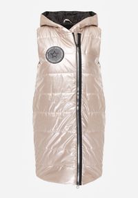 Renee - Jasnobeżowa Długa Kamizelka Pikowana z Naszywką i Kapturem Mevianis. Okazja: na co dzień. Kolor: beżowy. Materiał: jeans, bawełna. Długość: długie. Wzór: aplikacja. Styl: casual, sportowy #3