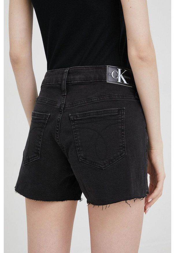 Calvin Klein Jeans szorty damskie kolor czarny gładkie medium waist. Kolor: czarny. Materiał: denim. Wzór: gładki