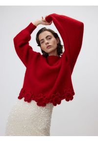 Reserved - Sweter z kwiatową aplikacją - czerwony. Kolor: czerwony. Materiał: dzianina, wełna. Wzór: kwiaty, aplikacja