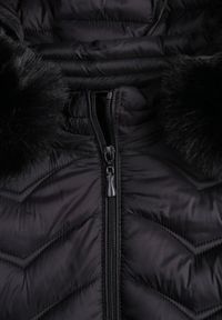 Renee - Czarna Przejściowa Kurtka z Pikowaniem Bocznymi Ściągaczami i Kapturem Fezizia. Okazja: na co dzień. Kolor: czarny. Materiał: futro, poliester, jeans. Styl: casual, elegancki #4