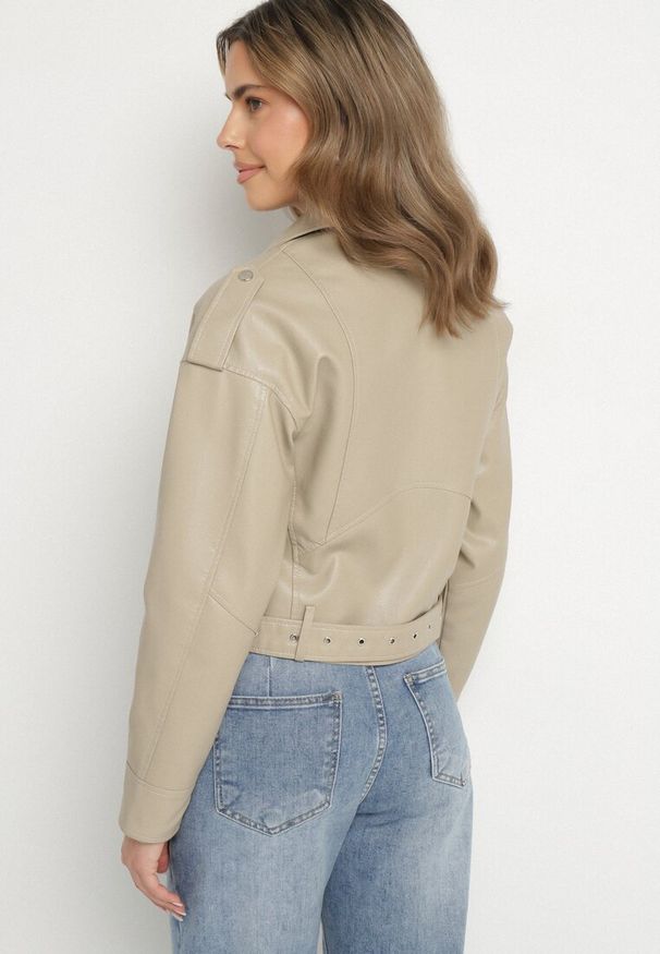 Born2be - Beżowa Kurtka Ramoneska z Klamrami Sesariah. Okazja: na co dzień. Kolor: beżowy. Materiał: jeans. Długość rękawa: krótki rękaw. Długość: krótkie. Sezon: wiosna. Styl: elegancki, casual, rockowy