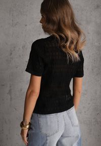Renee - Czarna Wiskozowa Bluzka z Szydełkowym Wzorem Kołnierzykiem i Guzikami Lasthythia. Okazja: na co dzień. Kolor: czarny. Materiał: wiskoza. Styl: casual #4