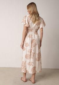 Born2be - Beżowa Wiskozowa Sukienka o Rozkloszowanym Kroju z Kopertowym Dekoltem Morgassa. Okazja: na co dzień. Kolor: beżowy. Materiał: wiskoza. Wzór: kwiaty. Sezon: lato. Typ sukienki: kopertowe. Styl: casual, klasyczny #3