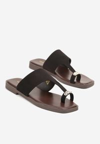 Renee - Czarne Klapki Vices Japonki z Metaliczną Ozdobą Arhelia. Okazja: na plażę. Kolor: czarny. Wzór: aplikacja. Sezon: lato. Styl: elegancki #4