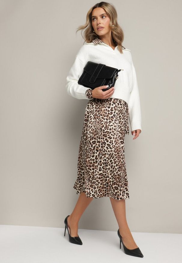 Born2be - Brązowa Sukienka z Wiskozą o Koszulowym Kroju z Wiązanym Paskiem w Panterkę Raivenne. Typ kołnierza: dekolt w kształcie V. Kolor: brązowy. Materiał: wiskoza. Wzór: motyw zwierzęcy. Typ sukienki: koszulowe. Styl: elegancki