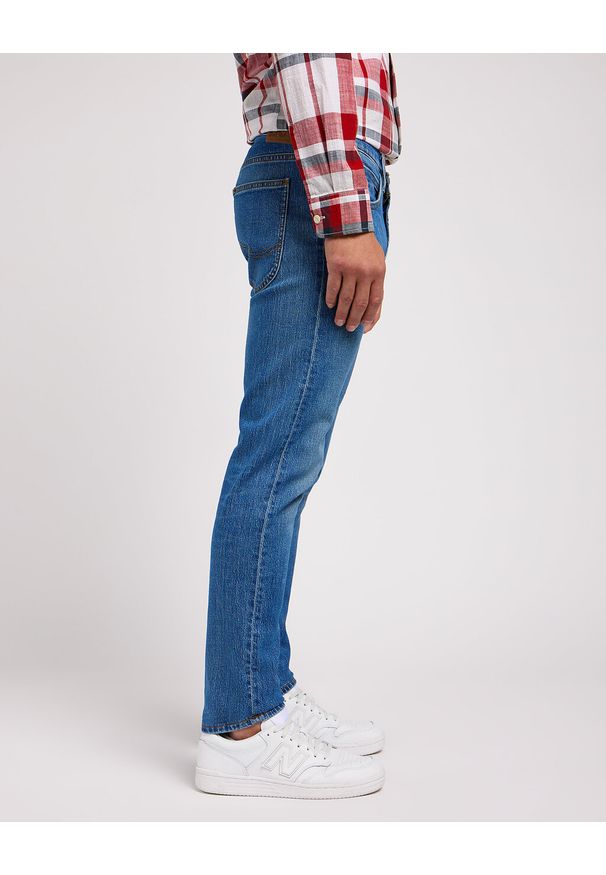 Lee - MESKIE SPODNIE LUKE INDIGO VINTAGE 112349321 L719015994. Okazja: na co dzień. Długość: długie. Styl: vintage