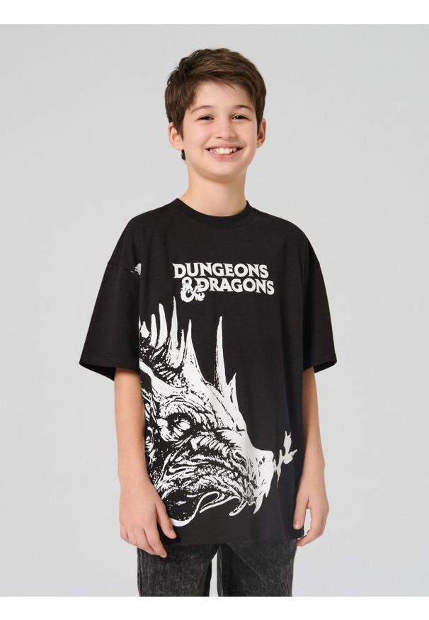 Sinsay - Bawełniana koszulka z nadrukiem Dungeos & Dragons - czarny. Kolor: czarny. Materiał: bawełna. Wzór: nadruk