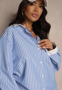 Renee - Niebieska Koszula Ozdobiona Kieszonką i Paskami Zarindia. Okazja: na co dzień. Kolor: niebieski. Materiał: jeans. Wzór: aplikacja. Styl: klasyczny, casual #5