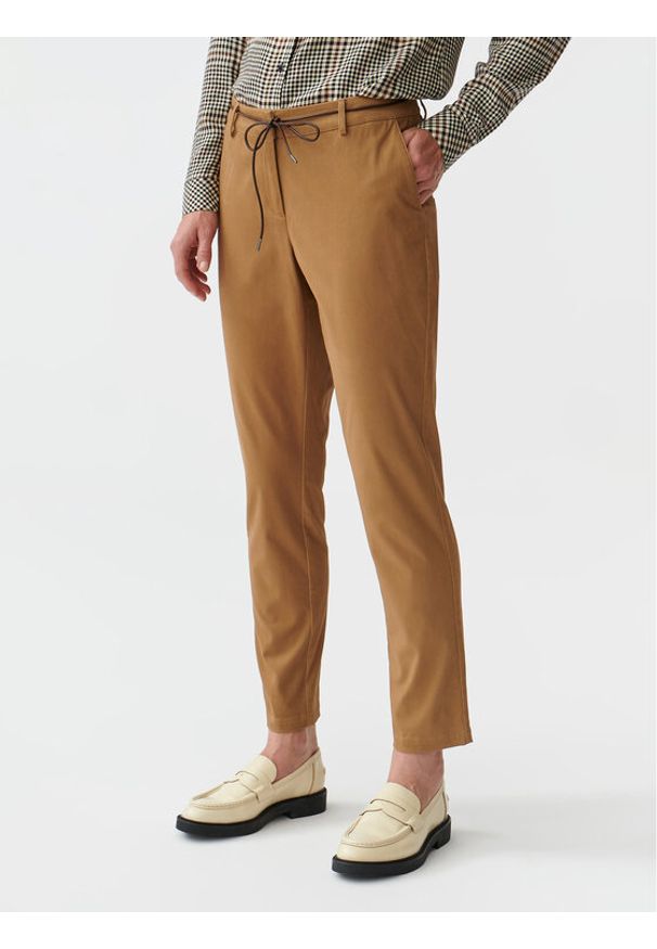 Tatuum Spodnie materiałowe Amiso T2319.142 Brązowy Slim Fit. Kolor: brązowy. Materiał: bawełna