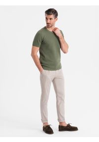Ombre Clothing - Dzianinowa koszulka męska z delikatną drobną strukturą - oliwkowa V5 - Rozmiar: L. Okazja: na co dzień. Kolor: oliwkowy. Materiał: dzianina. Długość rękawa: krótki rękaw. Długość: krótkie. Wzór: ze splotem. Styl: wizytowy, casual, elegancki #5