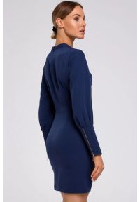 Sukienki.shop - Marszczona sukienka z bufiastymi rękawami granatowa. Okazja: na randkę, na imprezę. Typ kołnierza: kołnierzyk stójkowy. Kolor: niebieski. Materiał: tkanina, elastan. Styl: elegancki, wizytowy. Długość: mini #3