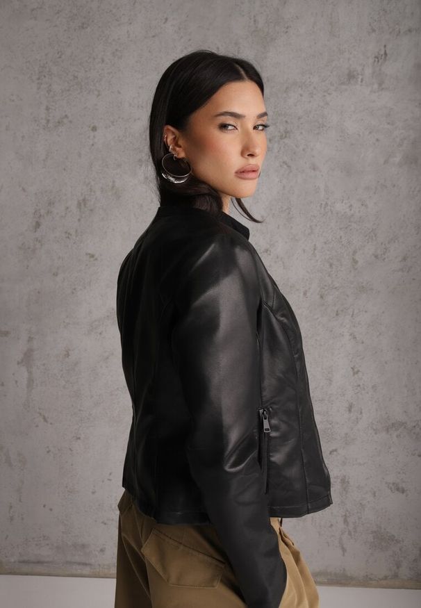 Renee - Czarna Kurtka w Stylu Gładkiej Ramoneski z Dekoltem Crew Neck Issanore. Okazja: na co dzień. Kolor: czarny. Materiał: skóra, poliester. Wzór: gładki. Styl: casual, klasyczny