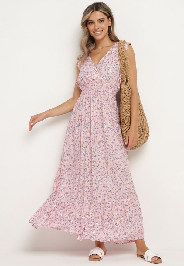 Born2be - Różowa Wiskozowa Sukienka z Gumką w Talii z Kopertowym Dekoltem i Falbankami Voaladia. Okazja: na spacer, na co dzień. Typ kołnierza: kołnierz z falbankami. Kolor: różowy. Materiał: wiskoza. Typ sukienki: kopertowe. Styl: casual