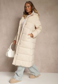 Renee - Jasnobeżowa Kurtka o Długim Kroju z Kapturem Ozdobiona Pikowaniem Aforriva. Okazja: na co dzień. Typ kołnierza: kaptur. Kolor: beżowy. Materiał: jeans. Długość: długie. Wzór: aplikacja. Styl: klasyczny, casual #4
