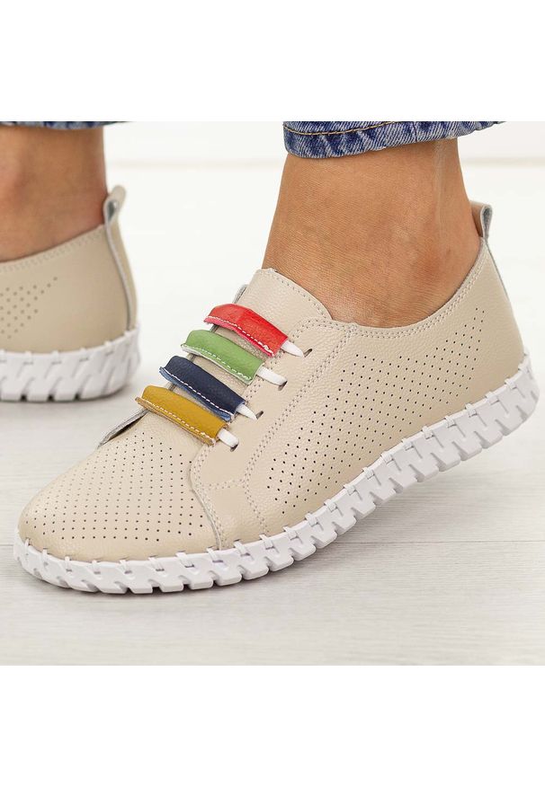 Beżowe ażurowe skórzane półbuty damskie Cambell 94334. Okazja: na co dzień. Nosek buta: okrągły. Zapięcie: bez zapięcia. Kolor: beżowy. Szerokość cholewki: normalna. Wzór: ażurowy. Materiał: skóra. Sezon: wiosna, lato. Styl: casual, klasyczny, elegancki