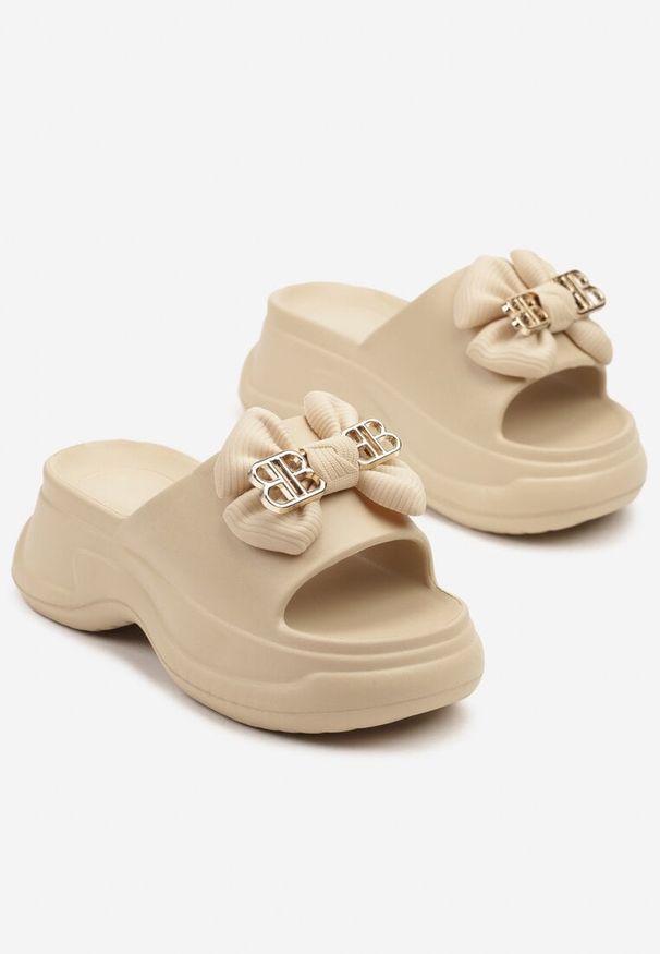 Born2be - Ciemnobeżowe Wsuwane Klapki z Ozdobną Kokardką Morlia. Okazja: na co dzień. Kolor: beżowy. Materiał: jeans. Sezon: lato. Styl: casual