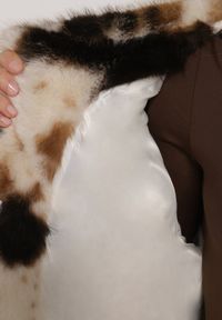 Born2be - Brązowo-Beżowa Kurtka Futerko o Dwurzędowym Kroju Oversize Nevisa. Okazja: na co dzień. Kolor: beżowy. Materiał: futro. Styl: casual, elegancki #4