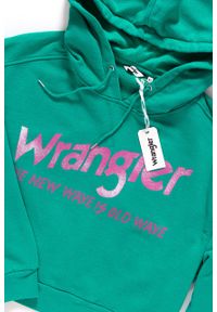 Wrangler - BLUZA WRANGLER DAMSKA CROP HOODIE SPECTRA GREEN W6068IGWB. Typ kołnierza: kaptur. Wzór: nadruk