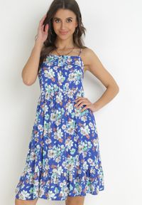 Born2be - Niebieska Sukienka na Cienkich Ramiączkach z Wiskozy w Kwiaty Kimball. Kolor: niebieski. Materiał: wiskoza. Długość rękawa: na ramiączkach. Wzór: kwiaty #1