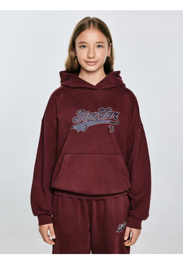 Big-Star - Bluza dziewczęca z kapturem z nadrukiem bordowa Rubilia 604. Typ kołnierza: kaptur. Kolor: czerwony. Materiał: dzianina. Wzór: nadruk. Styl: młodzieżowy, elegancki