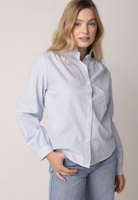 Born2be - Niebieska Bawełniana Koszula ze Stójką z Falbanką i Haftem przy Guzikach Umaria. Okazja: na co dzień, na spotkanie biznesowe, do pracy. Typ kołnierza: kołnierzyk stójkowy. Kolor: niebieski. Materiał: bawełna. Wzór: haft. Styl: casual, biznesowy, elegancki #3