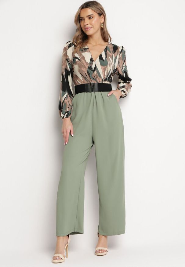 Born2be - Zielony Kombinezon z Kopertową Górą i Szerokimi Spodniami oraz Paskiem Elavina. Kolor: zielony