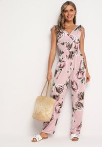 Born2be - Jasnoróżowy Taliowany Kombinezon w Kwiaty z Długimi Nogawkami Renivia. Okazja: na co dzień. Kolor: różowy. Długość: długie. Wzór: kwiaty. Styl: casual, street #6