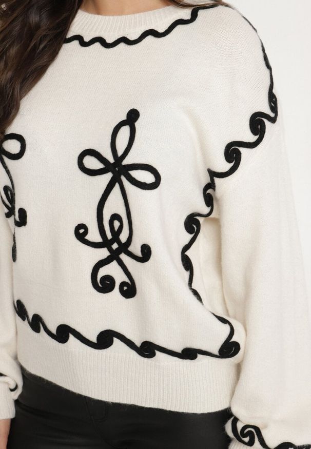 Born2be - Jasnobeżowy Sweter z Wiskozą Ozdobiony Haftem Senorwen. Okazja: na co dzień. Kolor: beżowy. Materiał: wiskoza. Wzór: aplikacja, haft. Styl: sportowy, klasyczny, casual, elegancki