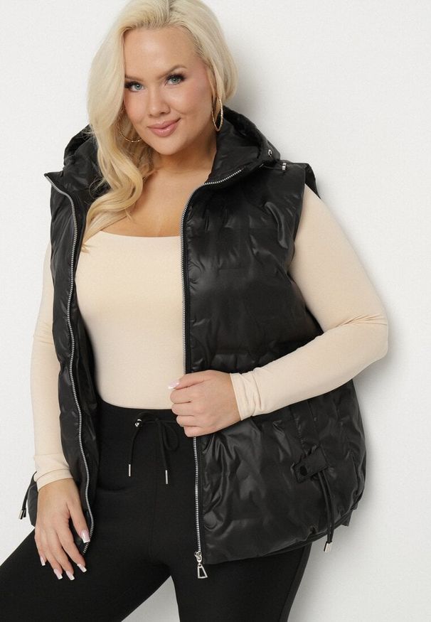 Born2be - Czarna Pikowana Kamizelka z Kapturem i Ściągaczem w Talii Evelbia. Okazja: na spacer. Typ kołnierza: kaptur. Kolekcja: plus size. Kolor: czarny. Materiał: jeans. Wzór: aplikacja. Styl: elegancki, klasyczny