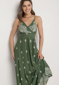 Born2be - Zielona Bawełniana Sukienka Rozkloszowana z Kopertowym Dekoltem i Wiązaniem Revevra. Okazja: na co dzień, na randkę. Typ kołnierza: dekolt kopertowy. Kolor: zielony. Materiał: bawełna. Długość rękawa: na ramiączkach. Typ sukienki: kopertowe. Styl: casual #3