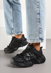 Renee - Czarne Sneakersy Ozdobione Tłoczonym Wzorem Sanalitia. Okazja: na co dzień. Kolor: czarny. Materiał: jeans, skóra. Wzór: aplikacja