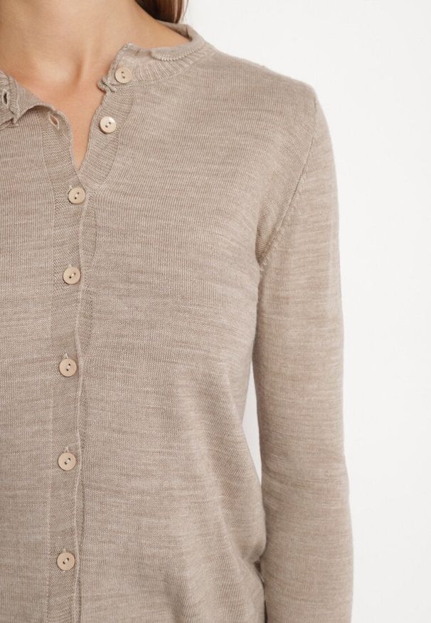 Born2be - Beżowy Kardigan Zapinany na Guziki ze Ściągaczem Omeana. Okazja: na co dzień, do pracy. Kolor: beżowy. Materiał: jeans. Styl: klasyczny, elegancki, casual